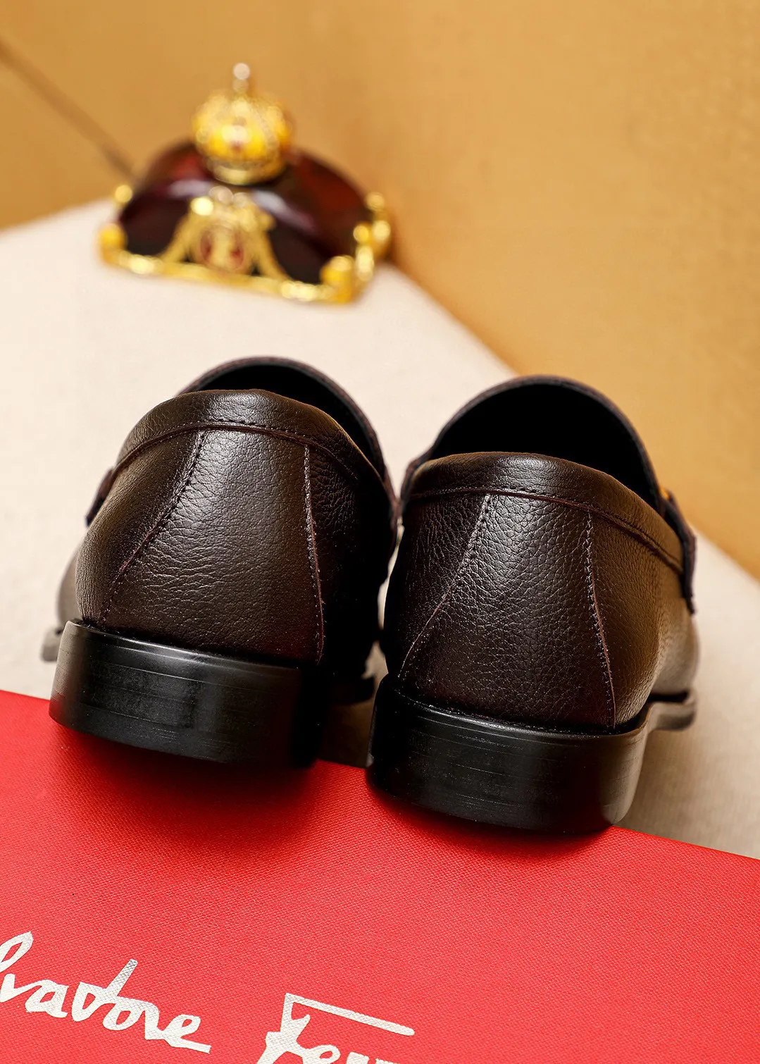 Men's shoes💰460💐 Product trademark: Ferragamo "Ferragamo" casual leather shoes Regular size: 38-44 (45.46🉑️customized) Product materials: Selected imported first-layer pebbled cowhide leather upper + luxury hardware buckle, imported water-dyed cowhide leather lining. Strong three-dimensional visual effect, original outsole color: 2 colors available